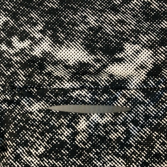 UNDER ARMOUR - WOMENS BLACK & WHITE PULLOVER - Picture 11 of 12